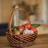 Korv, juurviljad, kurk, tomat, kartul, küüslauk. Uueõue puhkemaja köök - Kessulaid, Eesti 